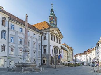 Budova radnice (Magistrat) leží na náměstí Mestni trg