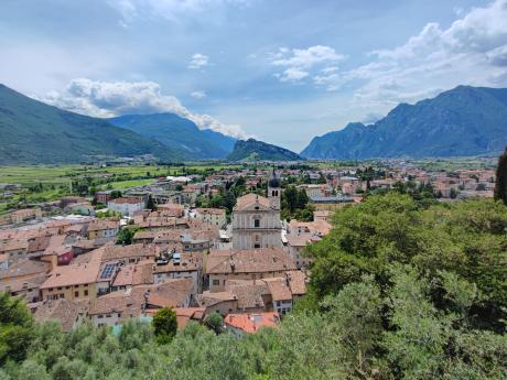 Městečko Arco leží v severním cípu jezera Lago di Garda