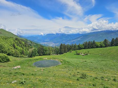 Sestup z vrcholů masivu Monte Baldo nabízí krásné výhledy do údolí