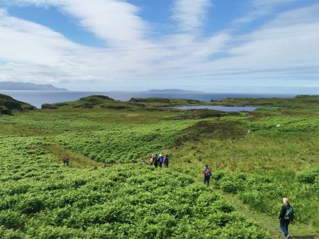Túra zelenou krajinou pohoří Cuillin Hills na ostrově Skye