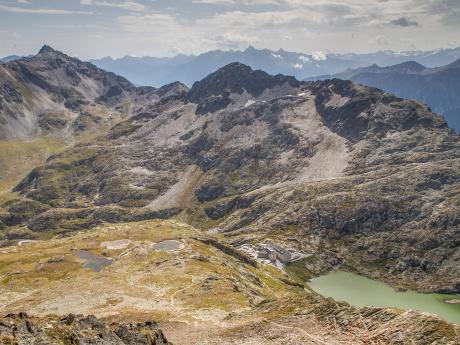 Pohled z Pointe du Drône na průsmyk, jezero a klášter Grand St. Bernard